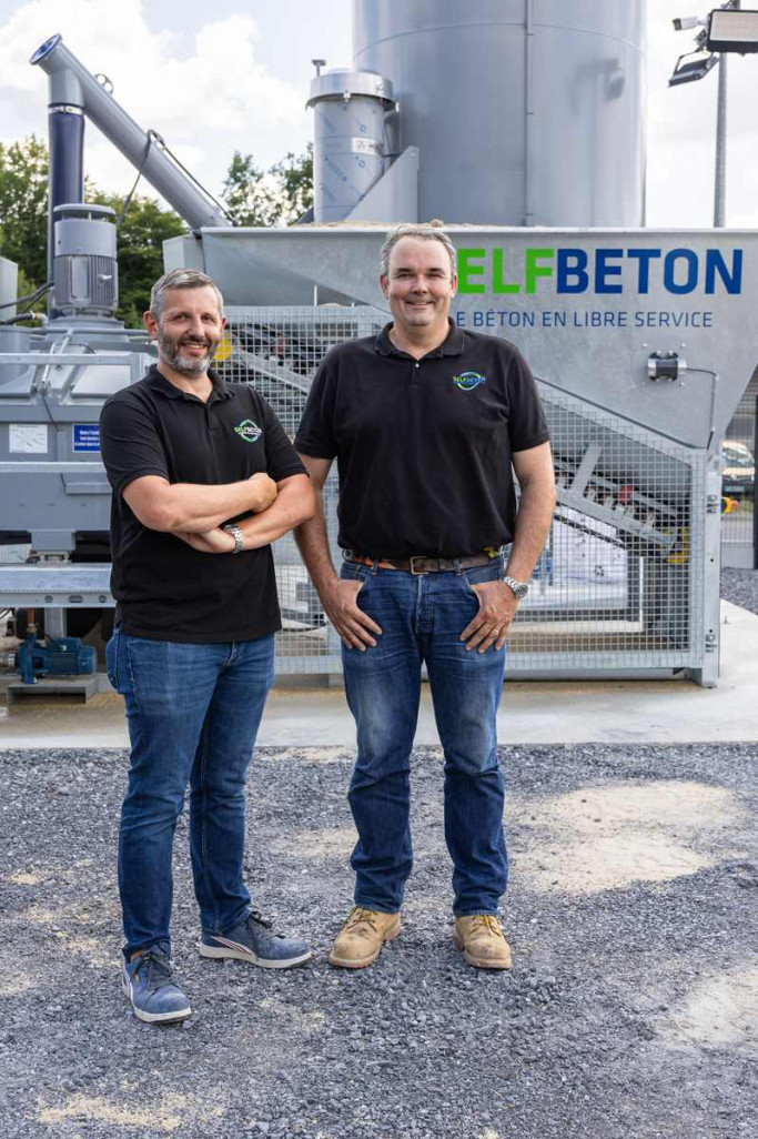 Matthieu Colas et Xavier Neveux ont ouvert un nouveau distributeur automatique de béton à Villers-Cotterêts en juin dernier. ©Marie-Line Waroude