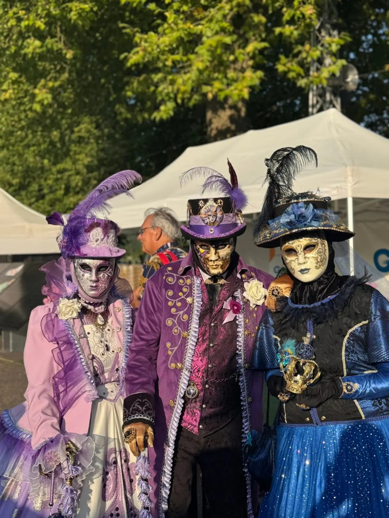 © Foire de Neufchâteau. Le Carnaval vénitien déambule dans les allées de l'esplanade des marronniers à Neufchâteau.