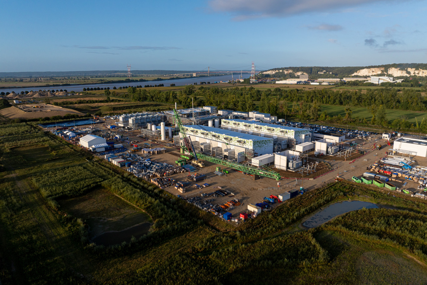Sur une emprise de 10 hectares deux lignes de production de 100 MW produiront 28 000 tonnes d'hydrogène purifié et pressurisé. © Air Liquide / Adrien Daste