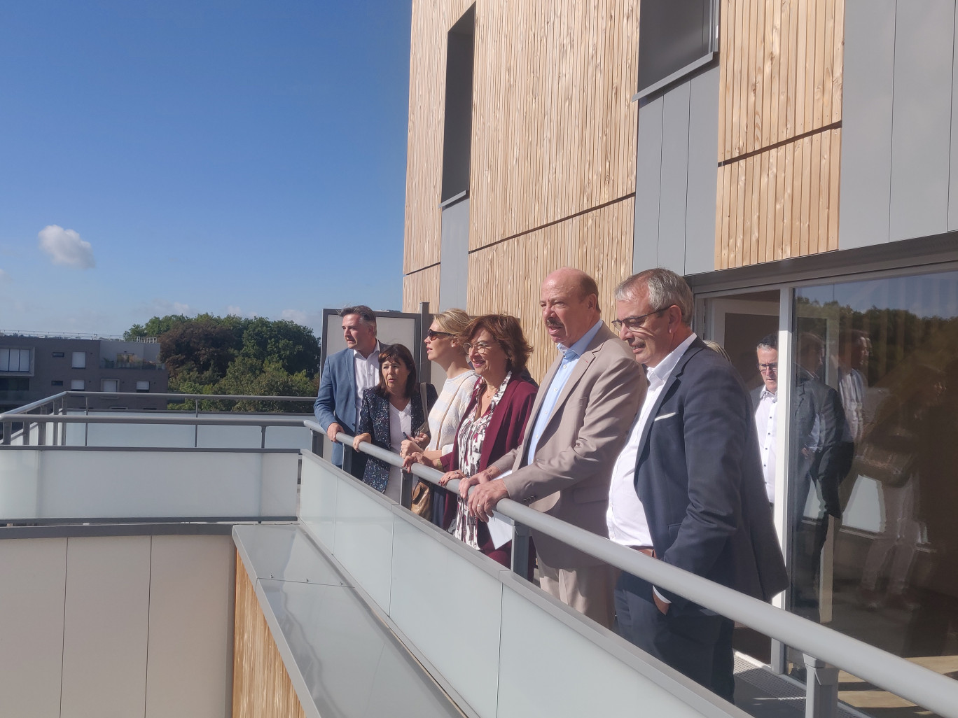 Jean-Christophe Loric, délégué au secteur Nord, Nathalie Le Clercq, déléguée au secteur Centre, Margaux Delétré, conseillère municipale, Véronique Clèche, présidente d’AMSOM Habitat, Alain Gest, président d’Amiens Métropole et David Quint, directeur général d’AMSOM Habitat. © Aletheia Press / DLP