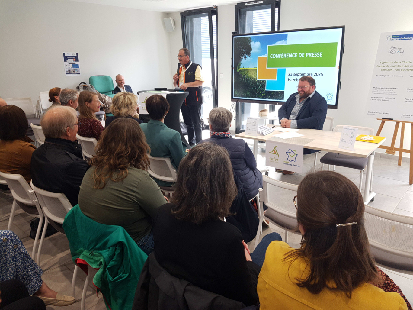 Permettre aux agriculteurs de grandir, c&#039;est bien. «Mais il ne faut pas toujours faire plus grand, il est important de défendre les petites structures», a rappelé Denis Top, représentant de la Confédération paysanne, aux dirigeants de la Safer. © Aletheia Presse / Arnaud Stoerkler