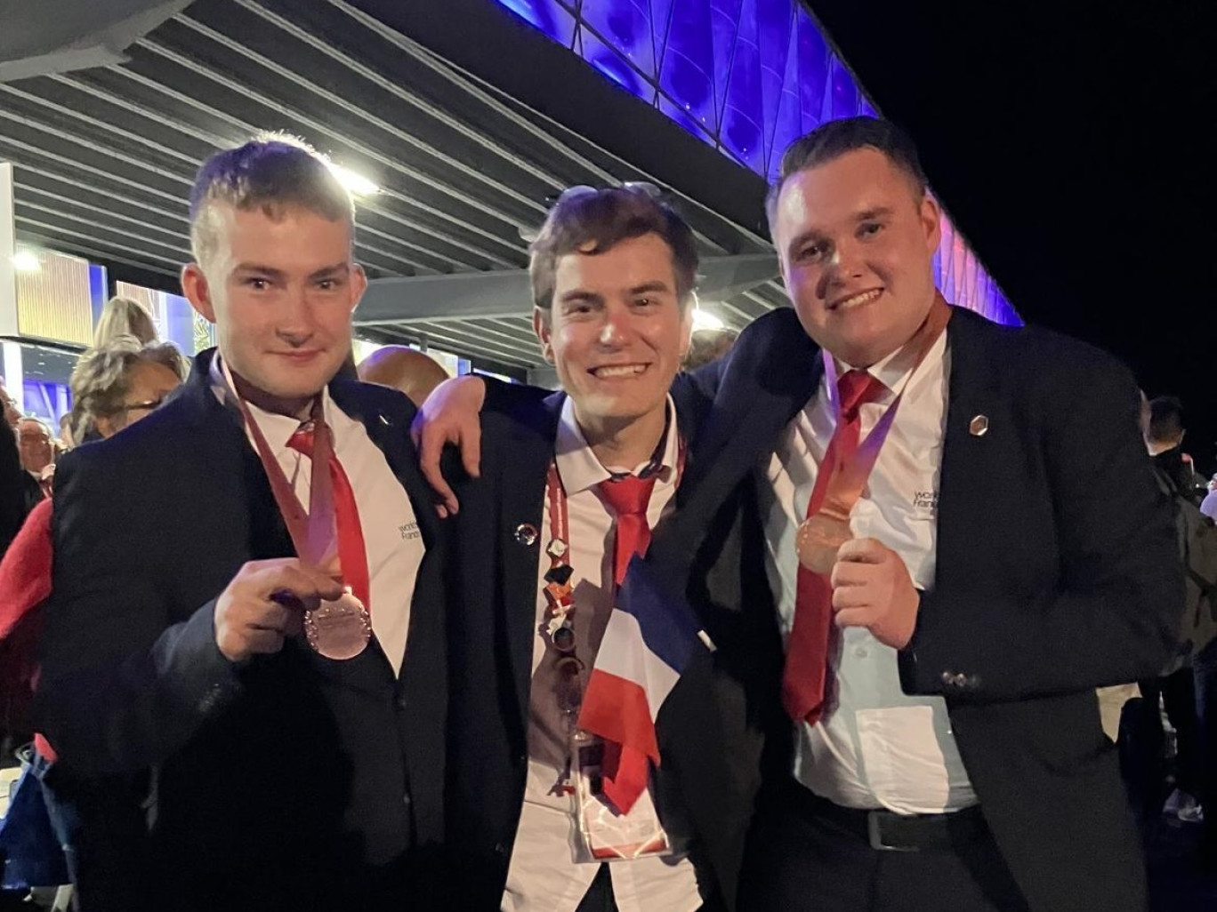 © UIMM Lorraine. François Closenet (à gauche) et Guillaume Hagen (à droite) du pôle Formation UIMM Lorraine viennent de remporter la médaille d’excellence en mécatronique à l’édition 2025 d’EuroSkills à Herning au Danemark. 