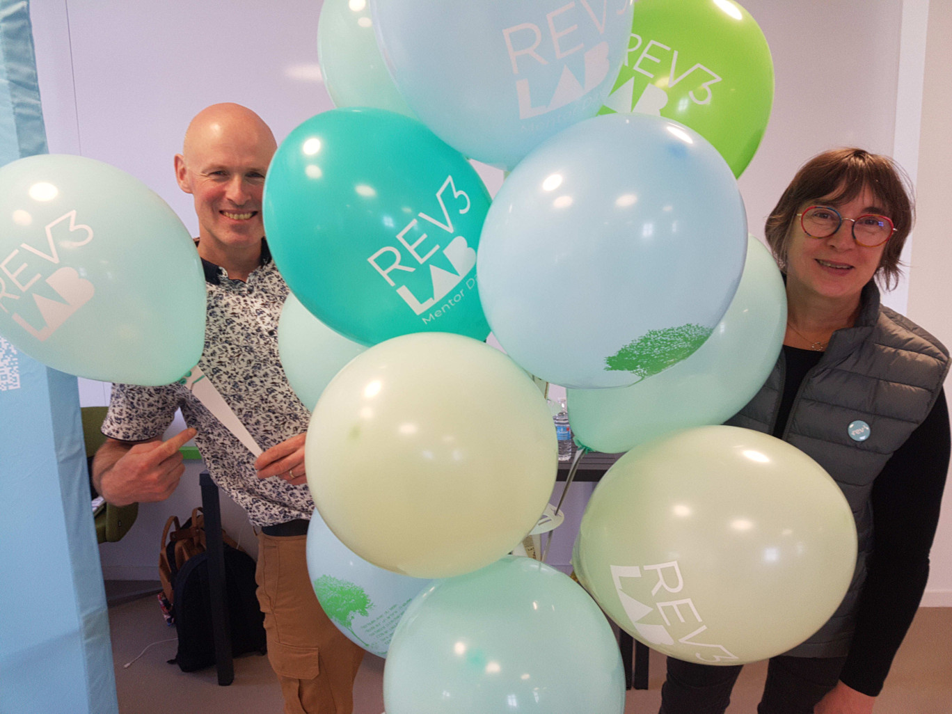 «Nos ballons sont en latex d&#039;origine 100% naturelle et leurs supports en carton éco-conçu recyclé», expliquent Anne-Marie et Emmanuel Jandos, créateurs de l&#039;entreprise Totalement ballons. © Aletheia Presse / Arnaud Stoerkler