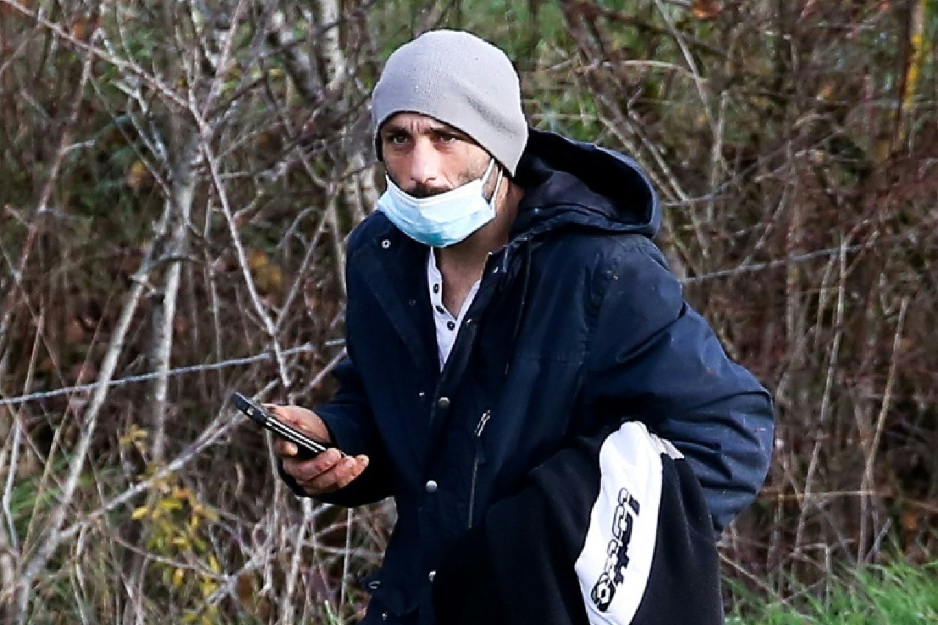 Cédric Jubillar, le mari de Delphine Jubillar, disparue depuis le 15 décembre, participe à une opération de recherche organisée par les gendarmes dans le bois de Milhars, le 23 décembre 2020 à Cagnac-les-Mines, dans le Tarn © Fred SCHEIBER