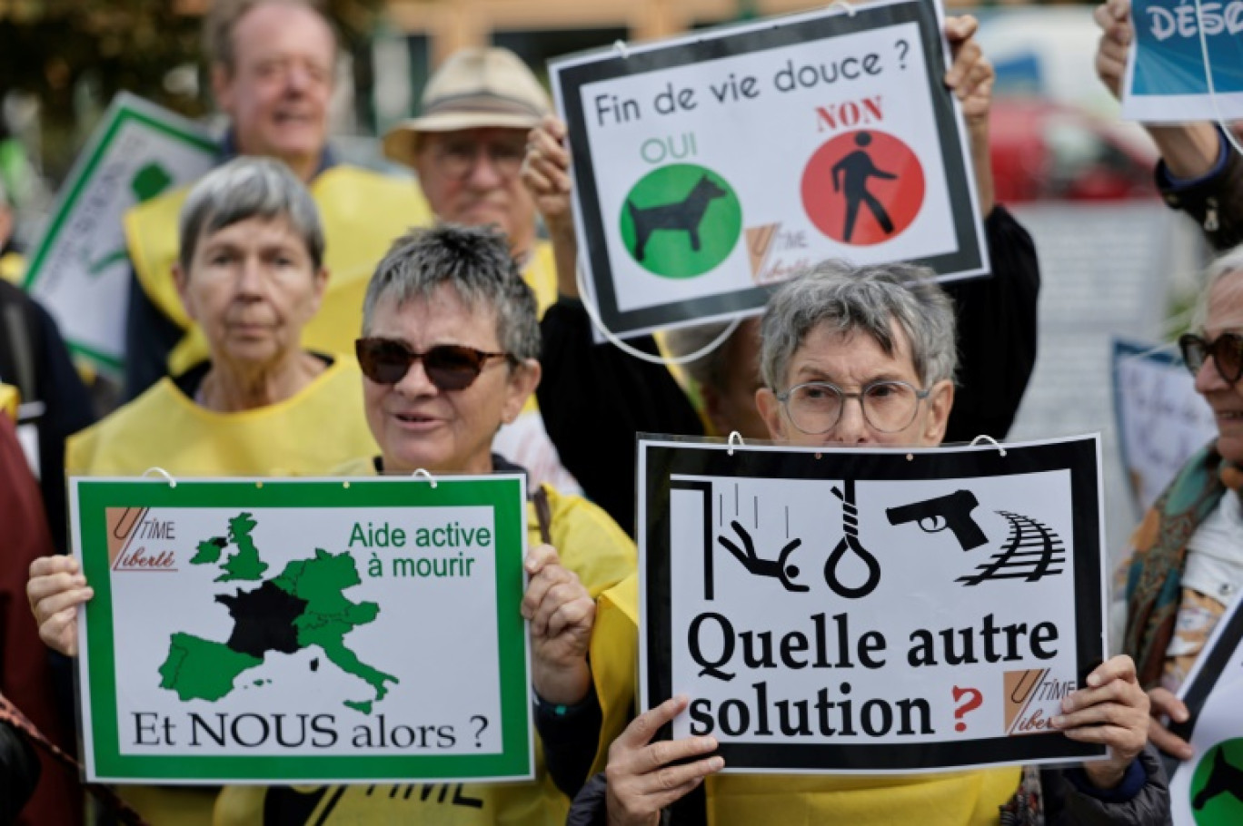 Manifestation en soutien à 12 militants du suicide assisté à l'ouverture de leur procès, accusés d'avoir aidé des personnes en France à obtenir illégalement un médicament euthanasiant, devant le Tribunal judiciaire de Paris, le 15 septembre 2025 © STEPHANE DE SAKUTIN