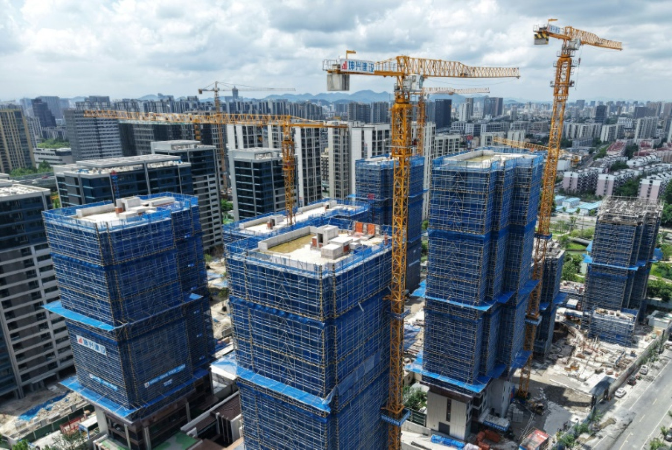 Des bâtiments en construction à Hangzhou, dans la province chinoise du Zhejiang, dans l'est du pays, le 15 septembre 2025 © -