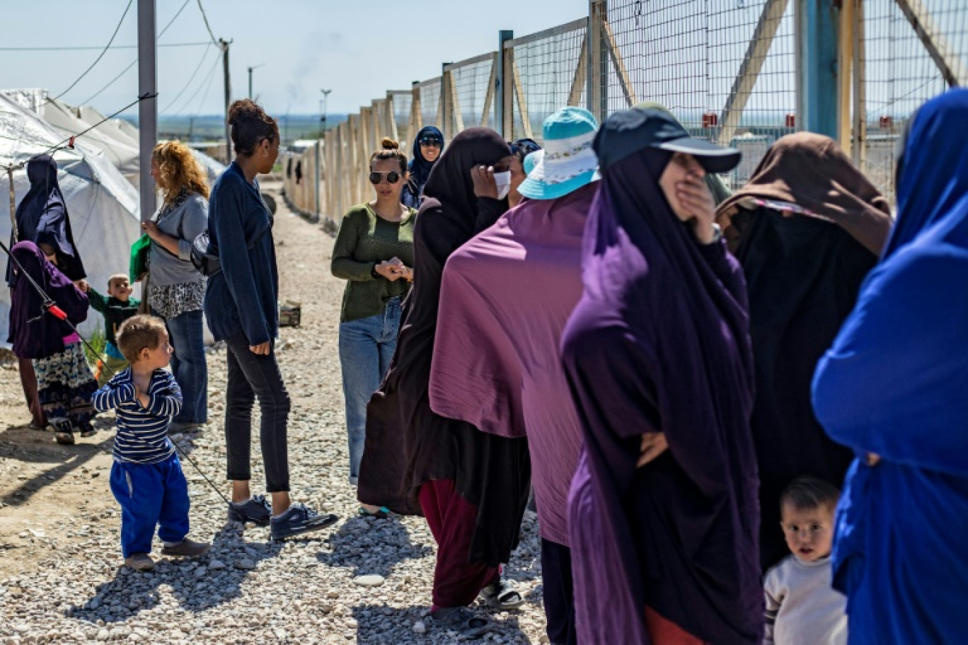 Des femmes, épouses de combattants présumés du groupe État islamique (EI), au camp Al-Roj, où sont détenus des proches de membres présumés de l'EI, le 28 mars 2021 dans la province de Hassakah, au nord-est de la Syrie © DELIL SOULEIMAN