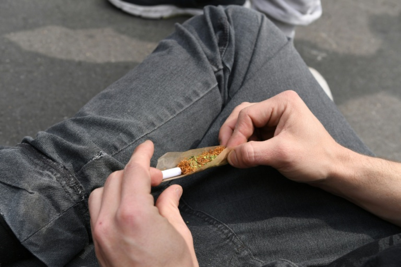 Par rapport à 2015, on trouve cinq fois moins de fumeurs quotidiens et trois fois moins de jeunes ayant expérimenté le cannabis © ALAIN JOCARD