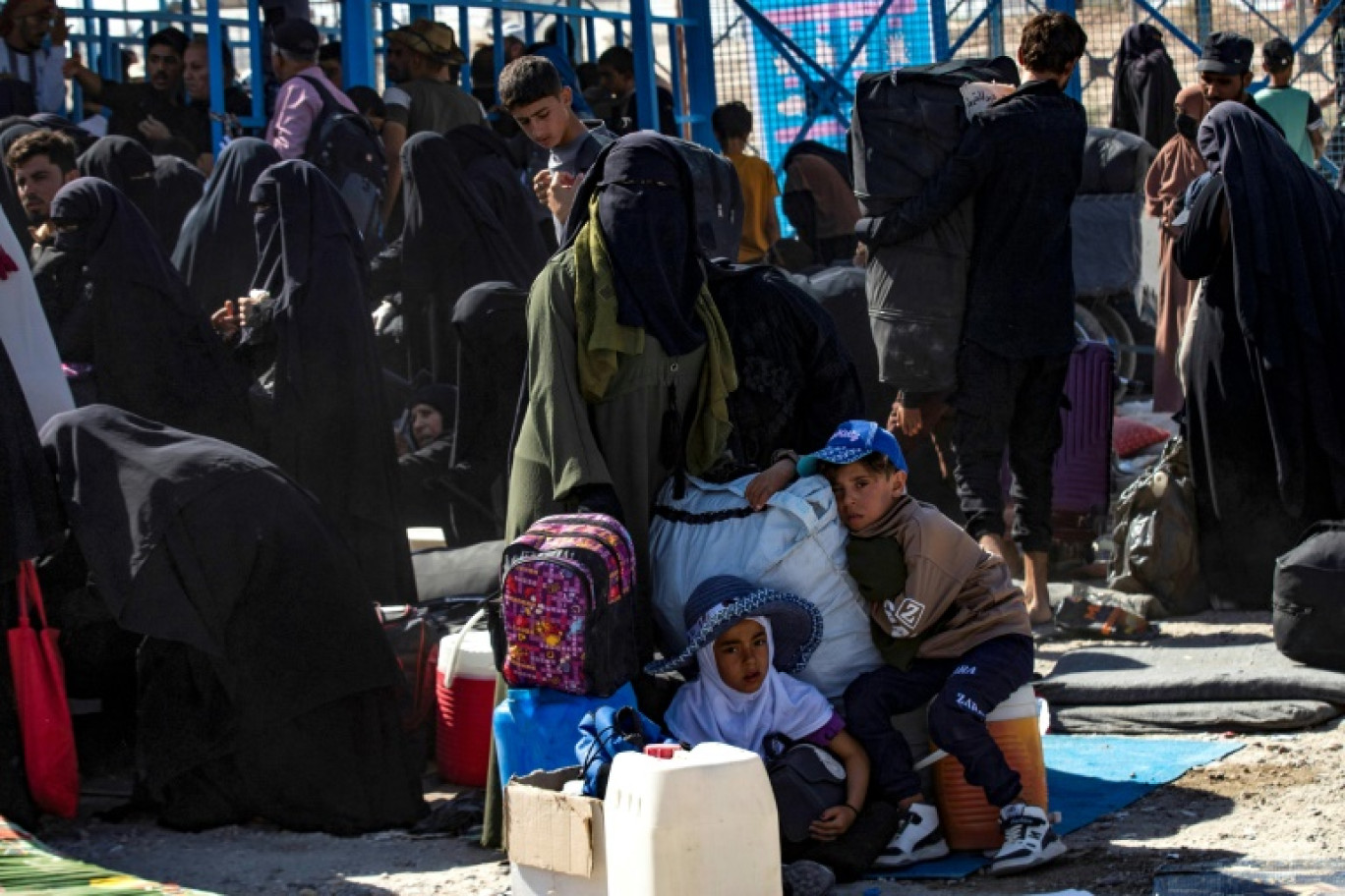 Des femmes et des enfants au camp d'al-Hol, abritant des proches de combattants présumés du groupe État islamique (EI) dans le gouvernorat de Hassakeh, au nord-est de la Syrie, le 28 août 2025 © Delil SOULEIMAN