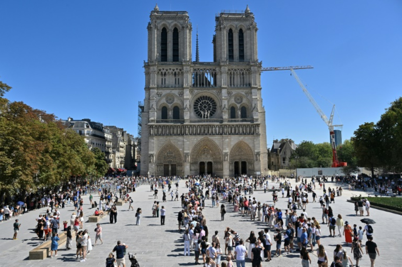 Des touristes font la queue pour visiter la cathédrale Notre-Dame de Paris le 17 août 2025 © Martin LELIEVRE