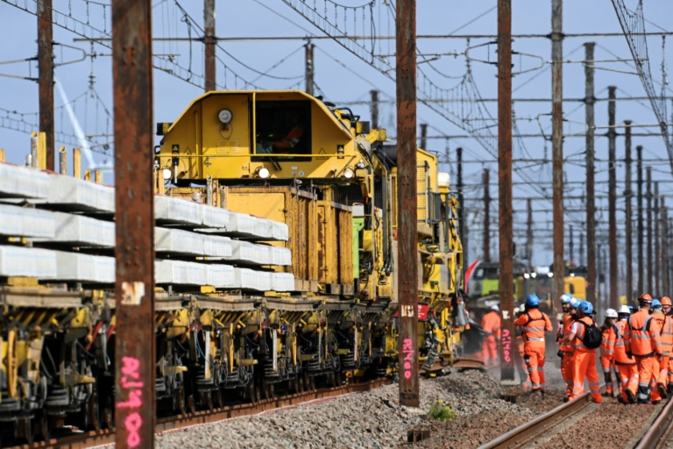 Un train-usine transporte des sections de voie (rails et traverses) lors de la rénovation de la ligne interurbaine POLT (Paris-Orléans-Limoges-Toulouse) près d'Artenay, le 16 septembre 2025 dans le Loiret © JEAN-FRANCOIS MONIER