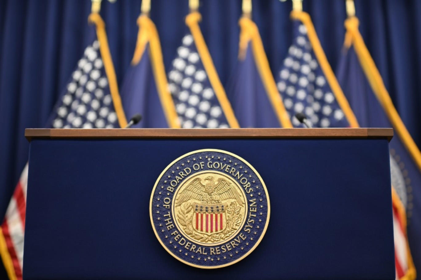 La banque centrale des États-Unis a entamé mardi sa réunion sur les taux directeurs dans une configuration particulière: un conseiller de Donald Trump, devenu gouverneur in extremis, est à la même table qu'une responsable que l'exécutif cherche à éjecter © Mandel NGAN