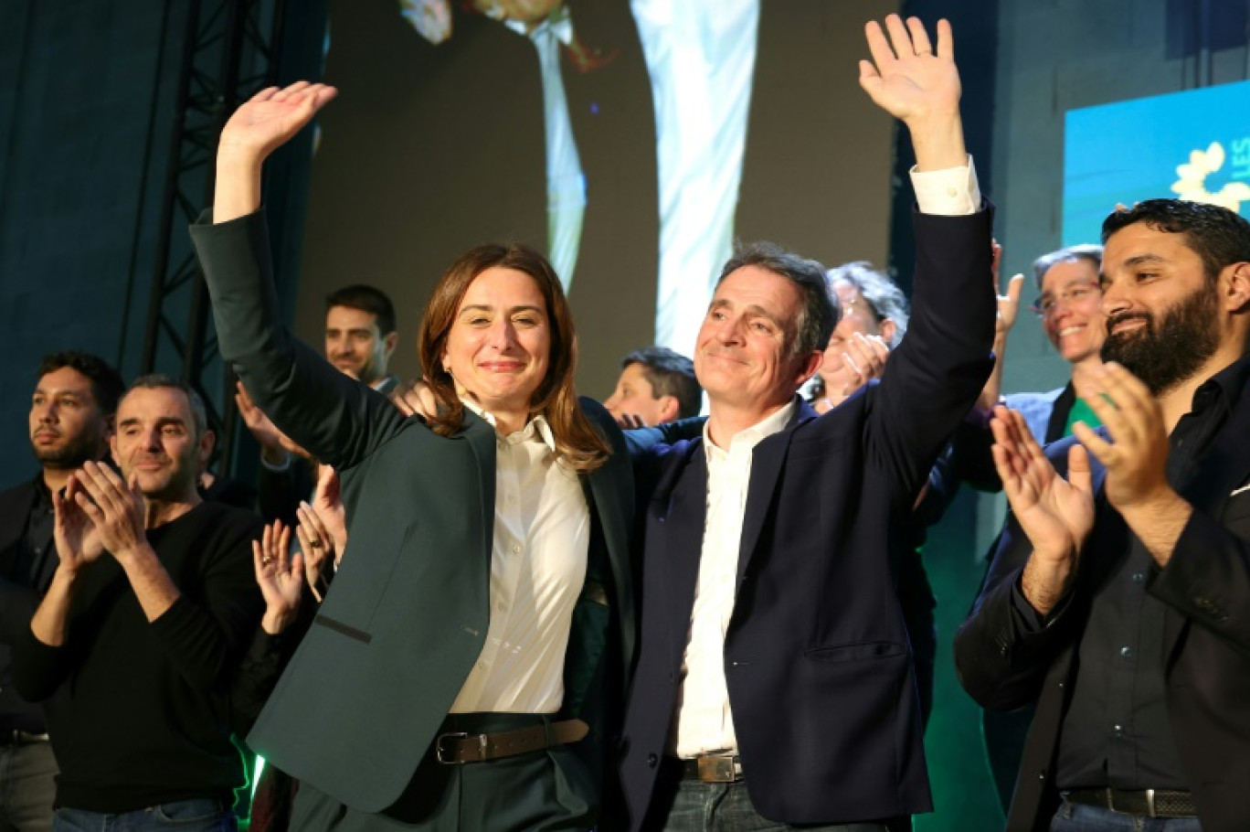 La secrétaire nationale des Écologistes Marine Tondelier (g) aux côtés du porte-parole du parti et maire de Grenoble Eric Piolle lors du Congrès des Écologistes à Pantin, au nord de Paris, le 26 avril 2025 © Alain JOCARD