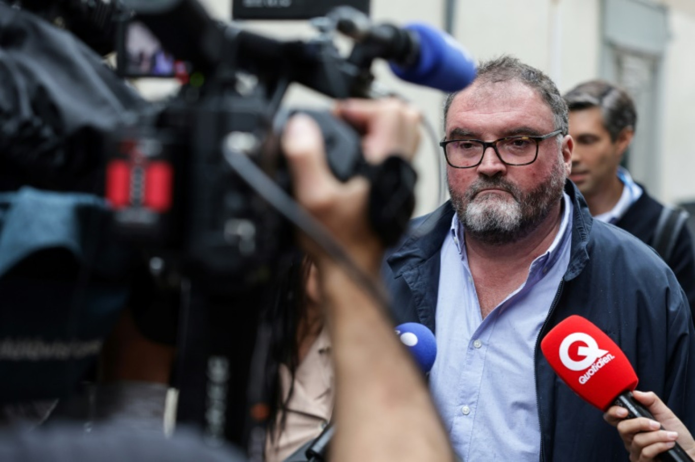L'ancien anesthésiste Frédéric Péchier s'adresse à la presse à son arrivée au palais de justice de Besançon, le 8 septembre 2025 dans le Doubs © Romeo BOETZLE