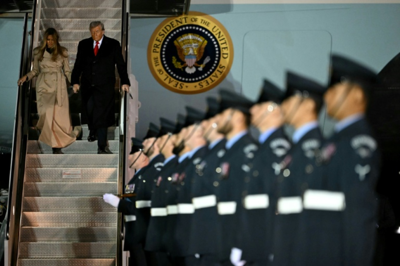 Le président américain Donald Trump et la Première dame Melania Trump débarquent d'Air Force One après avoir atterri à l'aéroport londonien de Stansted, pour une visite de deux jours au Royaume-Uni, le 16 septembre 2025 © ANDREW CABALLERO-REYNOLDS