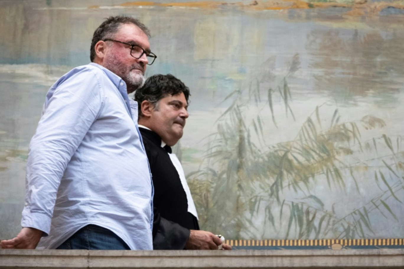 L'ancien anesthésiste Frédéric Péchier (g) et son avocat Randal Schwerdorffer au tribunal de Besançon, le 8 septembre 2025 © ROMEO BOETZLE