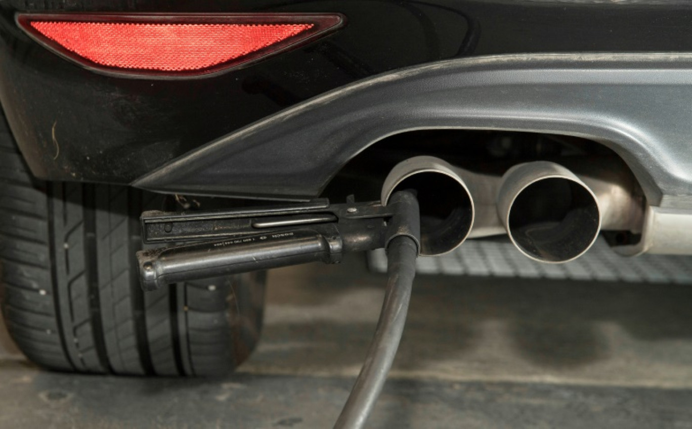 Un tuyau pour test d'émission fixé dans le pot d'échappement d'une voiture diesel à Ludwigsburg, dans le sud-ouest de l'Allemagne, le 7 août 2017 © THOMAS KIENZLE