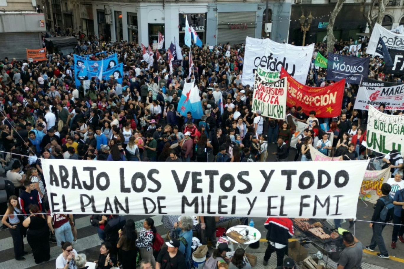 Manifestation devant le Congrès national contre les vetos du président argentin Javier Milei à Buenos Aires, le 17 septembre 2025 © Luis ROBAYO