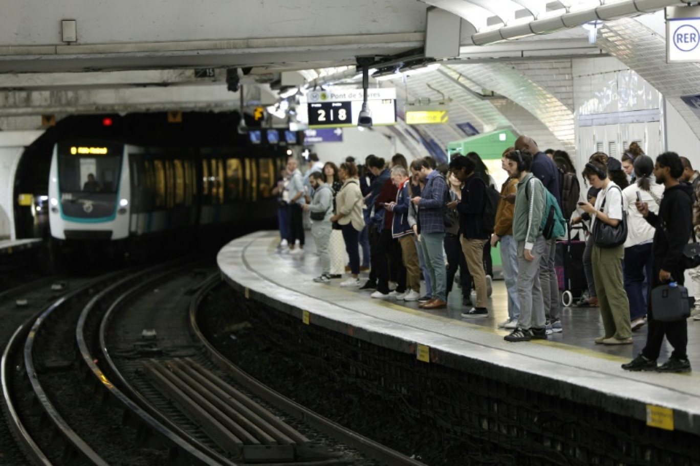 Des usagers attendent sur le quai de la ligne 9 à la station de métro Nation, lors d'une journée de grève, le 18 septembre 2025 à Paris © GEOFFROY VAN DER HASSELT