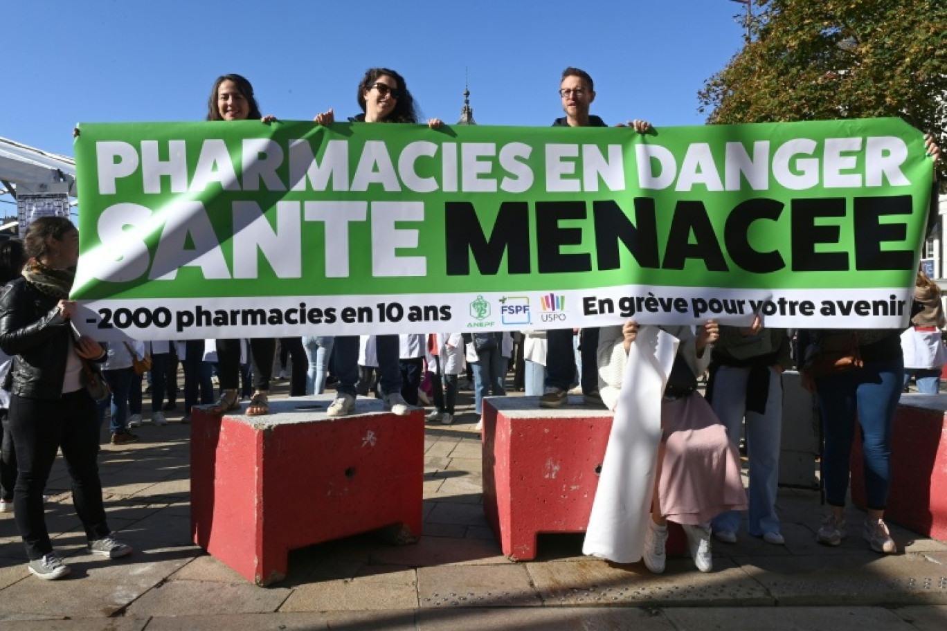 Des pharmaciens tiennent une banderole, lors d'une manifestation au Mans, dans le cadre de la mobilisation nationale contre les orientations budgétaires, le 18 septembre 2025 © JEAN-FRANCOIS MONIER