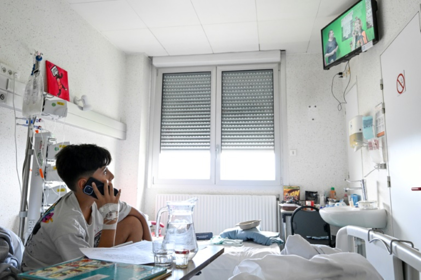 Maël, hospitalisé en chirurgie, passe un appel lors d'une émission télé participative tournée au sein de l'hôpital pour enfants de Nancy équipé d'un studio, le 16 septembre 2025 à Vandoeuvre-lès-Nancy, en Meurthe-et-Moselle © Jean-Christophe VERHAEGEN