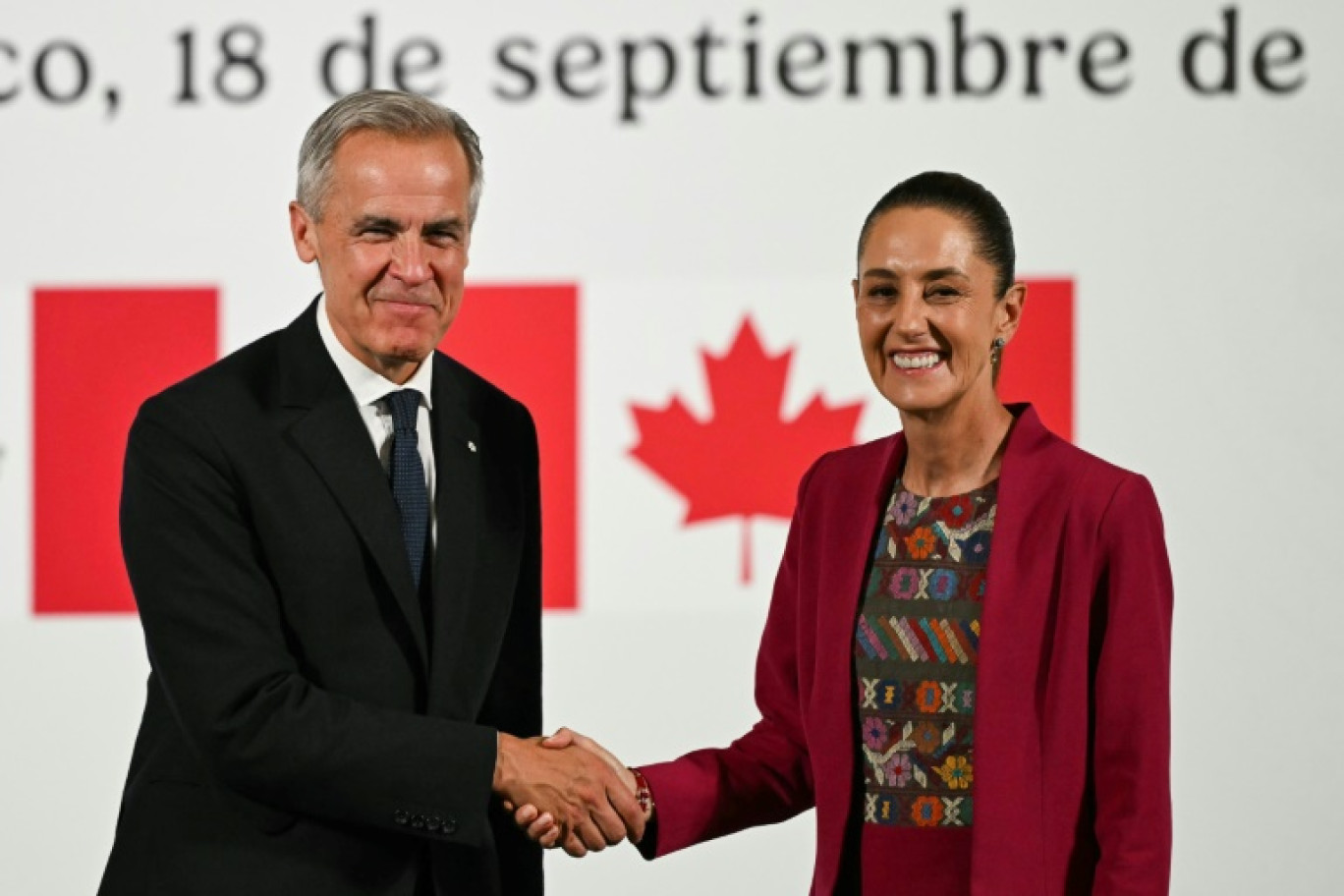 Le Premier ministre du Canada, Mark Carney (G), et la Présidente du Mexique, Claudia Sheinbaum (D), se serrent la main après une conférence de presse conjointe au Palais National à Mexico le 18 septembre 2025 © Yuri CORTEZ