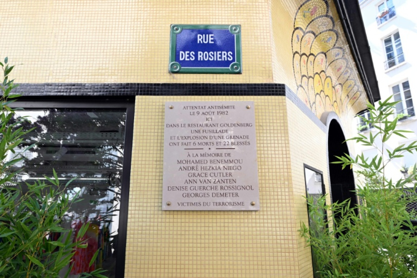 Une plaque commémorative apposée à l'occasion d'une cérémonie pour le 40e anniversaire de l'attentat rue des Rosiers, le 9 août 2022 à Paris © Emmanuel DUNAND