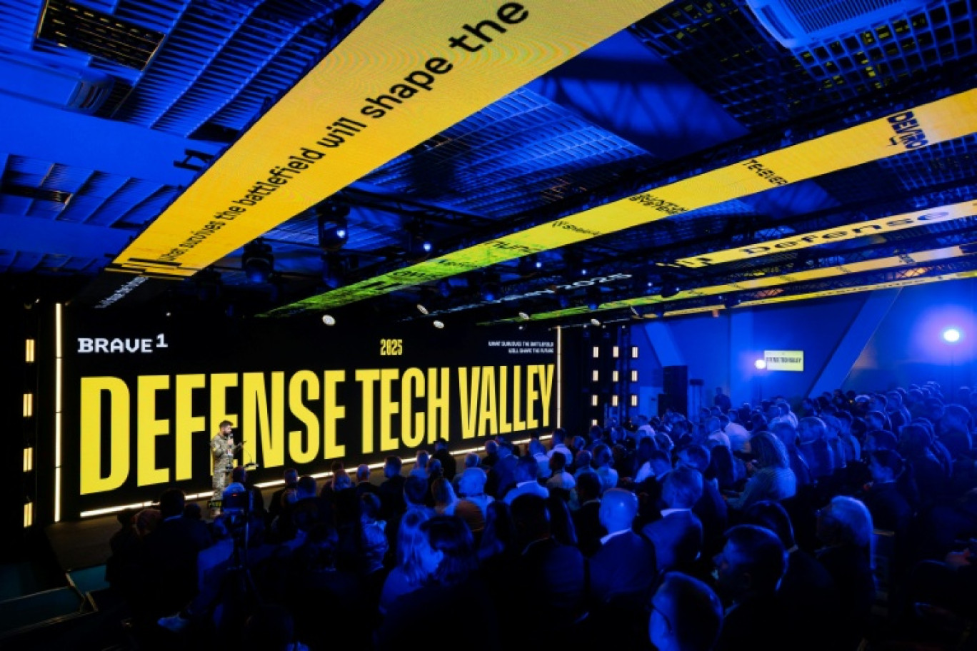 Photographie prise le 16 septembre 2025, et publiée le 19 septembre 2025, montrant des participants à un salon dédié aux technologies militaires à Lviv, en Ukraine © Handout