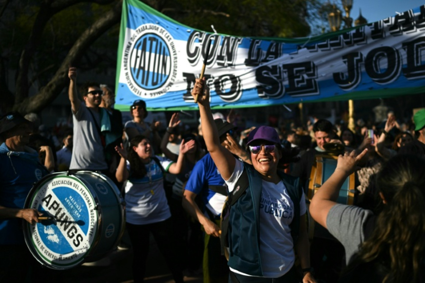 Des manifestants célèbrent le rejet par le Parlement argentin des vetos du président Javier Milei, le 17 septembre 2025 à Buenos Aires © Luis ROBAYO