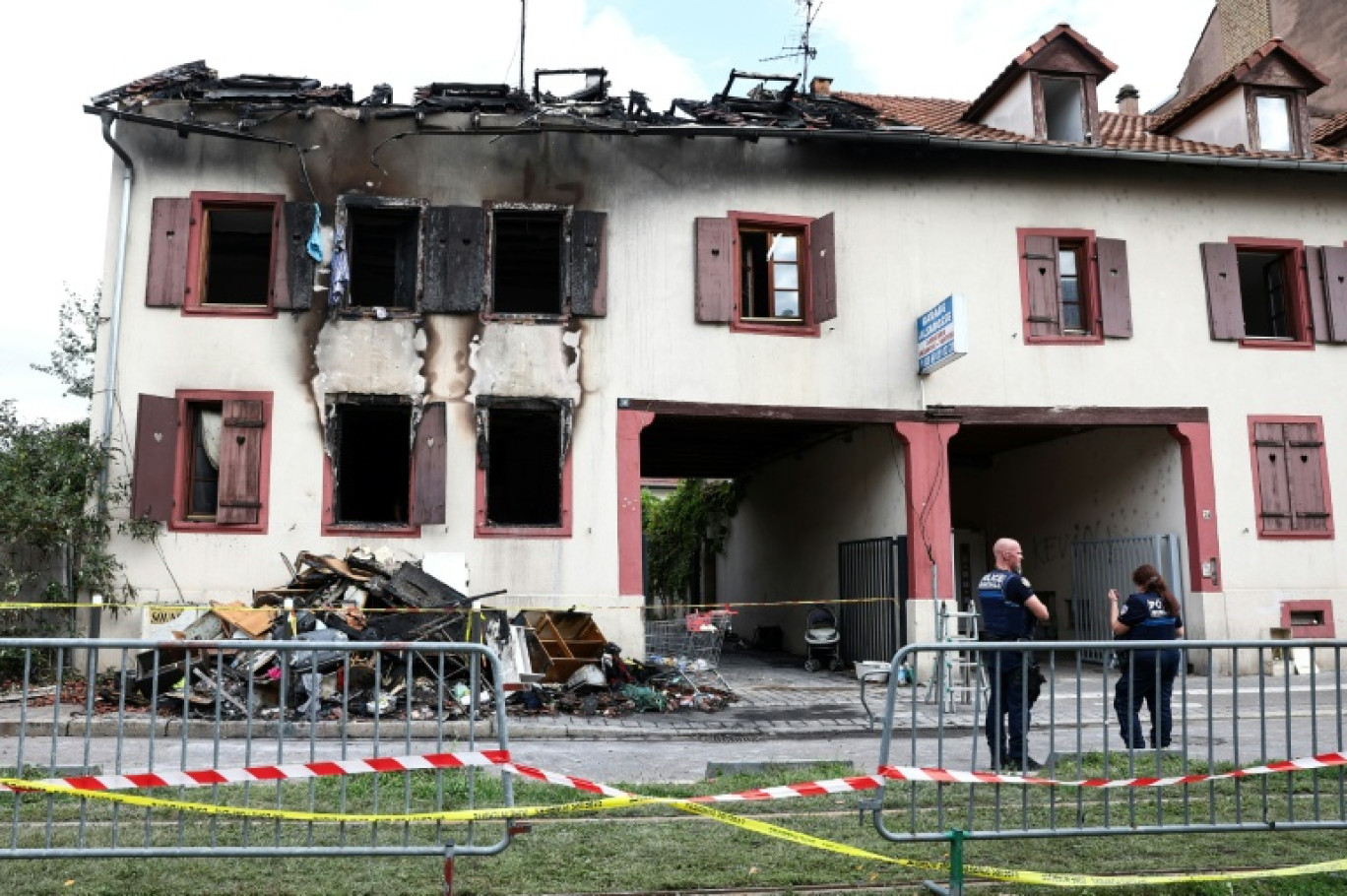 Des policiers, le 21 septembre 2025 à Strasbourg, devant l'immeuble où est mort un homme dans un incendie © FREDERICK FLORIN