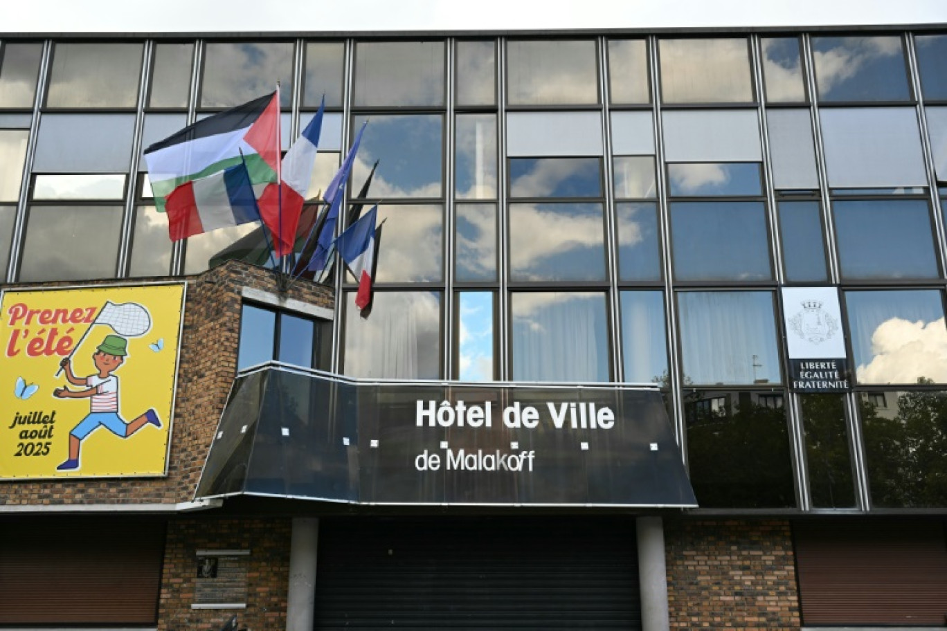 Le drapeau palestinien sur la mairie de Malakoff, dans les Hauts-de-Seine, le 21 septembre 2025 © Bertrand GUAY