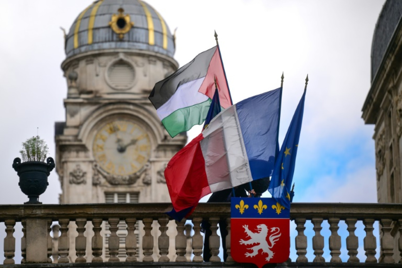 Le drapeau palestinien hissé au fronton de l'hôtel de ville de Lyon le 22 septembre 2025 © OLIVIER CHASSIGNOLE
