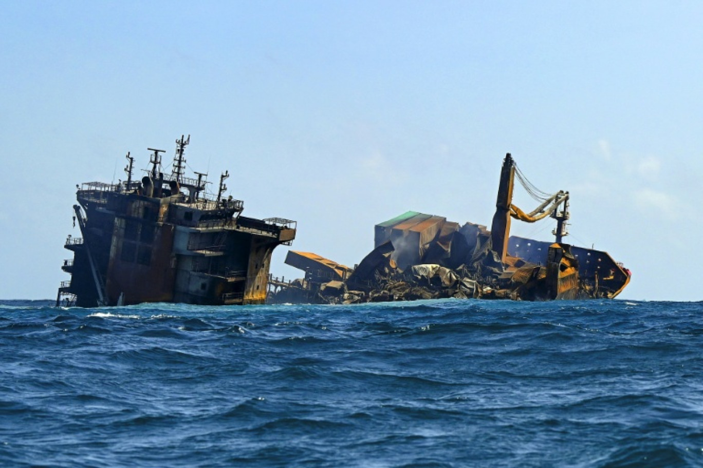 Le porte-conteneurs MV X-Press Pearl, immatriculé à Singapour et transportant des centaines de conteneurs de produits chimiques et de granulés de plastique, lors de son remorquage au large des côtes de Colombo en juin 2021 © ISHARA S. KODIKARA