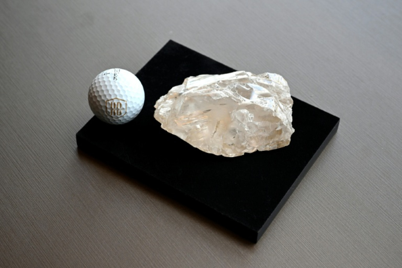 Une balle de golf à côté du Motswedi, deuxième plus gros diamant au monde avec 2.488 carats, au siège de l'entreprise HB Antwerp à Anvers en Belgique, le 22 septembre 2025 © Nicolas TUCAT