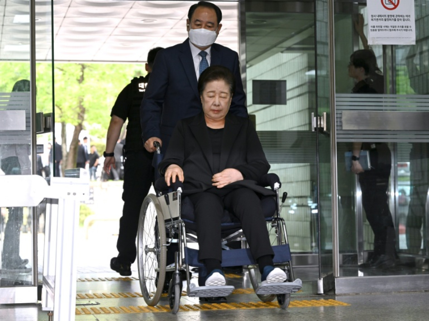 La cheffe de l'Eglise de l'Unification, Han Hak-ja, arrive au tribunal à Séoul le 22 septembre 2025 © Jung Yeon-je