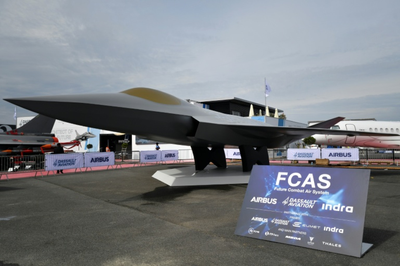 Maquette de l'avion de combat du futur du programme Scaf développé par la France, l'Allemagne et l'Espagne présenté au salon du Bourget près de Paris, le 18 juin 2023 © JULIEN DE ROSA
