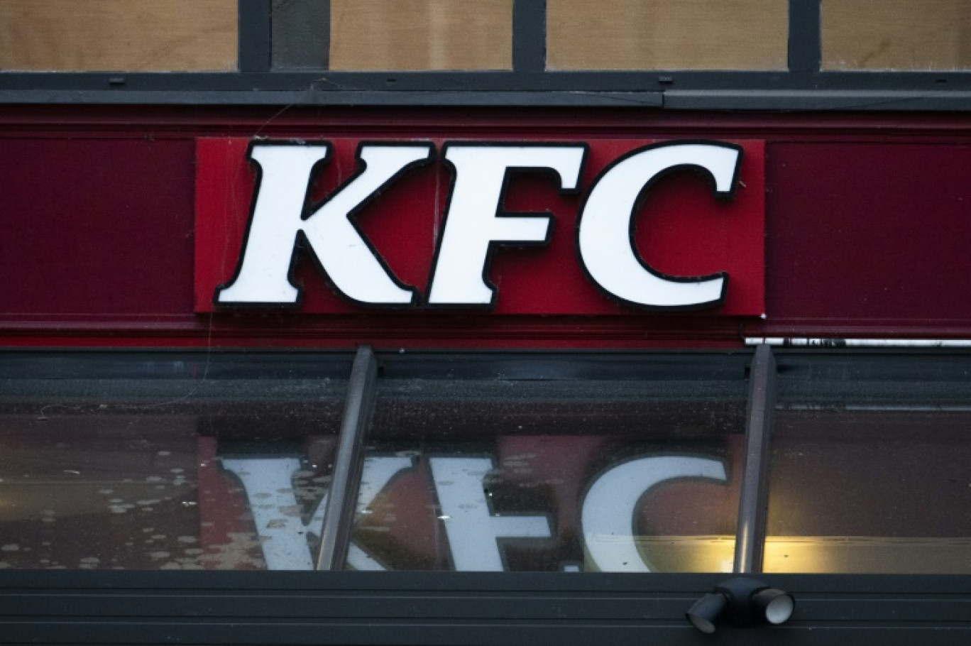 Une enquête a été ouverte après la mort d'un quadragénaire venu déjeuner vendredi dans un restaurant KFC près de Dunkerque (Nord) et retrouvé le lendemain dans les toilettes du fast-food, où il aurait passé plus de 30 heures © Martin LELIEVRE