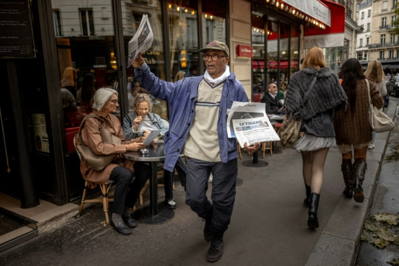 Ali Akbar, vendeur pakistanais de journaux à la criée, dans une rue du Quartier Latin à Paris, le 16 septembre 2025. © Guillaume BAPTISTE