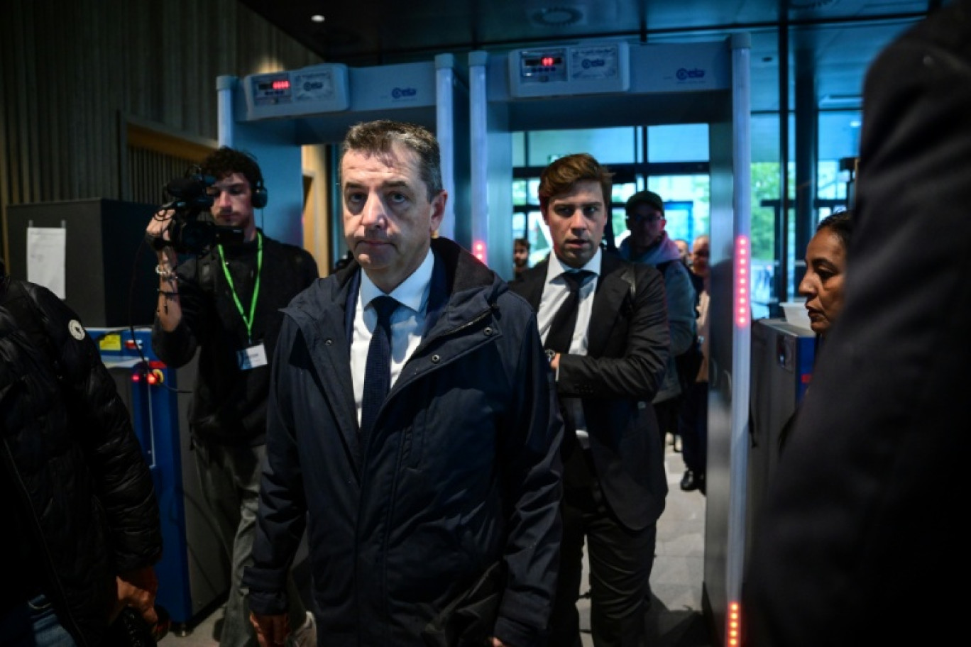 Le maire de Saint-Etienne, Gaël Perdriau (au centre), arrive au palais de justice de Lyon pour assister à son procès pour une affaire de chantage à la sextape, le 22 septembre 2025 © OLIVIER CHASSIGNOLE