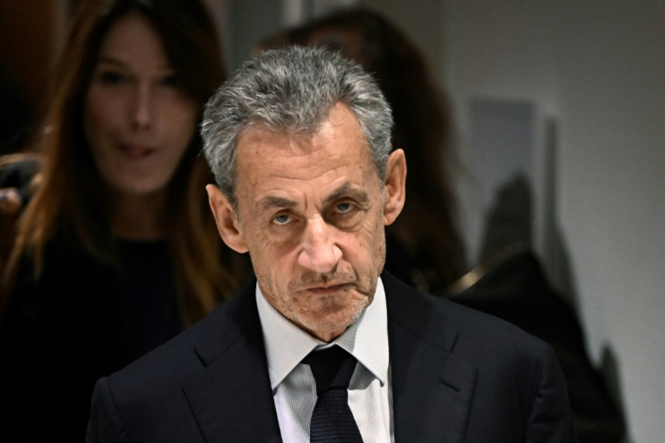 L'ancien président Nicolas Sarkozy, accompagné de son épouse Carla Bruni, quitte le tribunal de Paris après le verdict du procès libyen pour financement illégal de sa campagne de 2007, le 25 septembre 2025 © JULIEN DE ROSA