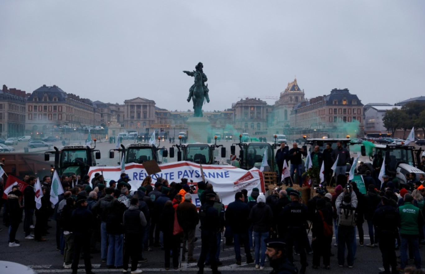 Des agriculteurs manifestent devant le château de Versailles, répondant à l'appel de mobilisation nationale contre le projet d'accord commercial Mercosur, lancé par la première alliance syndicale agricole FNSEA-Jeunes Agriculteurs, le 26 septembre 2025 © GEOFFROY VAN DER HASSELT
