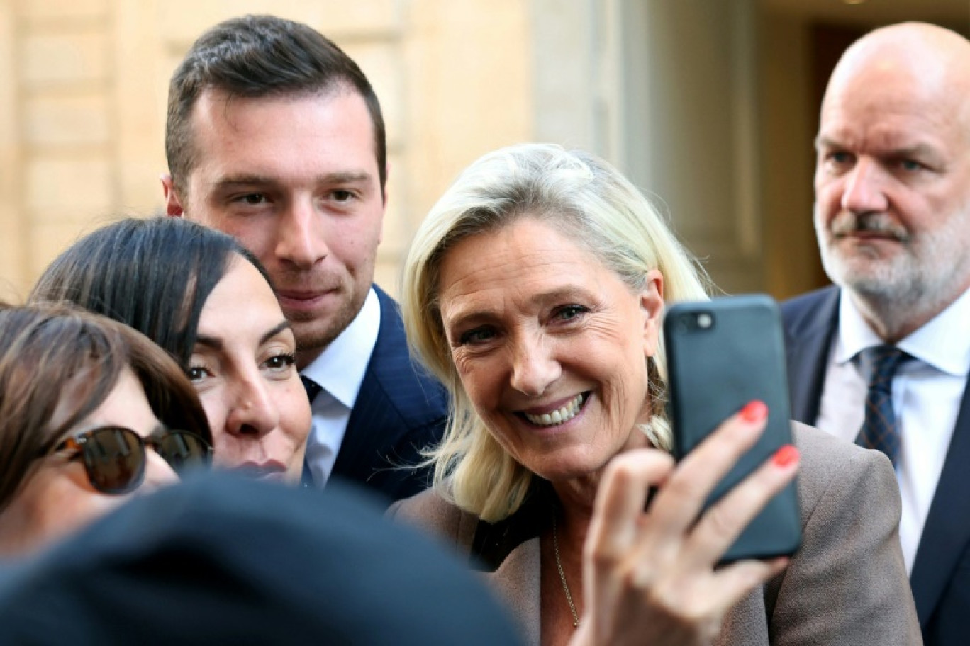 La présidente du groupe RN à l'Assemblée nationale Marine Le Pen pose pour un selfie dans la cour de l'Hôtel Matignon à Paris le 17 septembre 2025 © ALAIN JOCARD