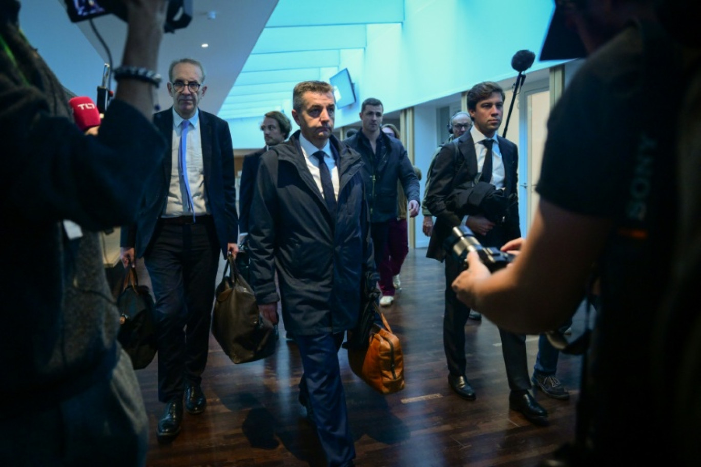 Le maire de Saint-Etienne Gaël Perdriau (au centre) arrive à son procès pour chantage à la sextape, le 22 septembre 2025 au tribunal correctionnel de Lyon © OLIVIER CHASSIGNOLE