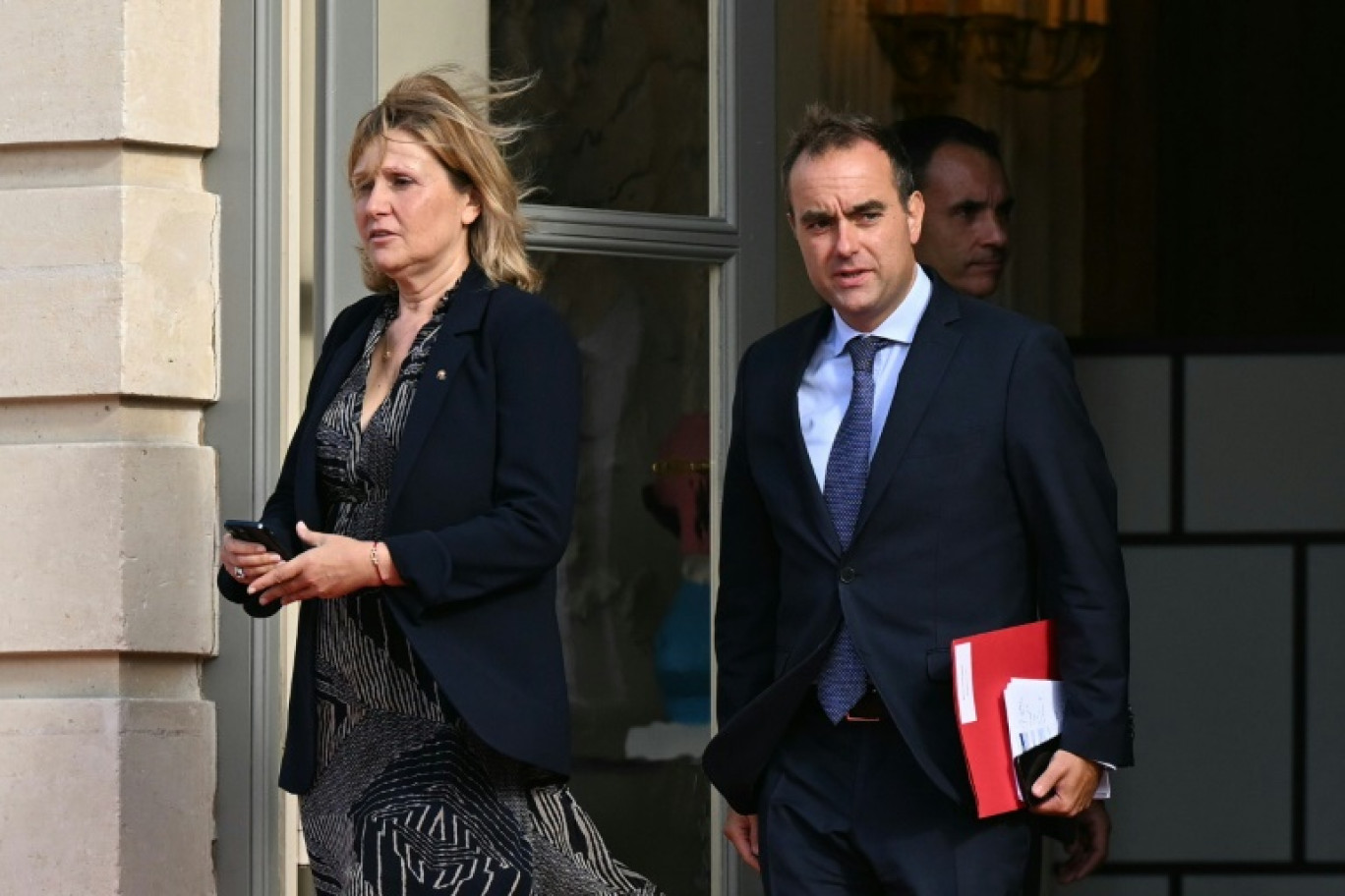 La présidente de l'Assemblée nationale Yaël Braun-Pivet (g) et le nouveau Premier ministre Sébastien Lacornu à la sortie du Palais Bourbon, le 11 septembre 2025 à Paris © Bertrand GUAY