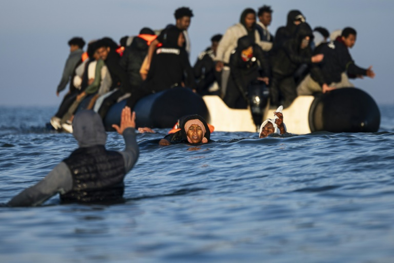 Des migrants tentent d'embarquer à bord d'un "small-boat" pour traverser la Manche au large de la plage de Gravelines, le 27 septembre 2025 dans le Nord © Sameer Al-DOUMY