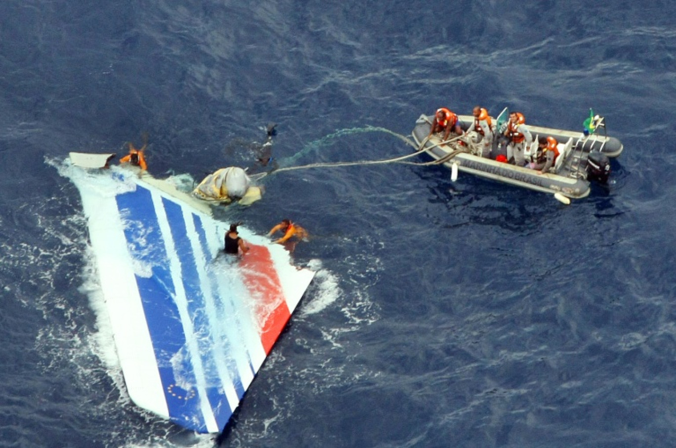 Photo de la marine brésilienne publiée le 8 juin 2009 montrant des plongeurs en train de récupérer une dérive de l'avion A330 d'Air France qui s'est écrasé dans l'Atlantique le 1er juin 2009 © -