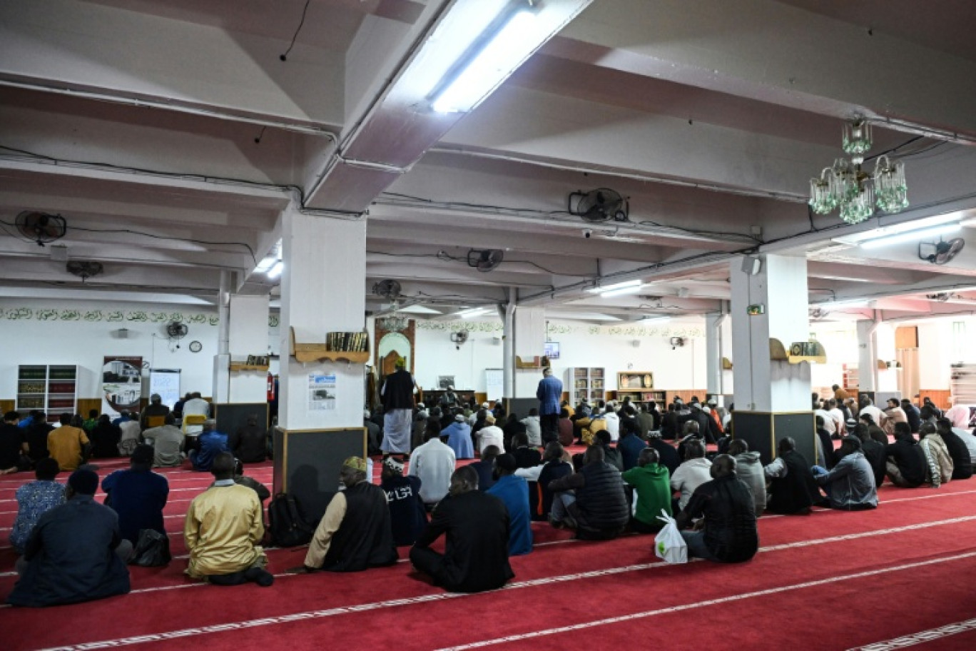 Des fidèles prient à la mosquée d'Islah, à Montreuil, en Seine-Saint-Denis, devant laquelle une tête de cochon a été retrouvée, le 9 septembre 2025 © Bertrand GUAY