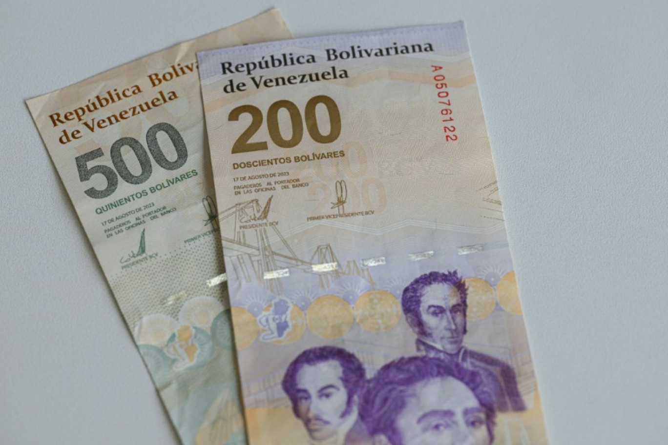 Photo des nouveaux billets de 500 et 200 bolivars prise à Caracas le 3 septembre 2024 © Federico PARRA