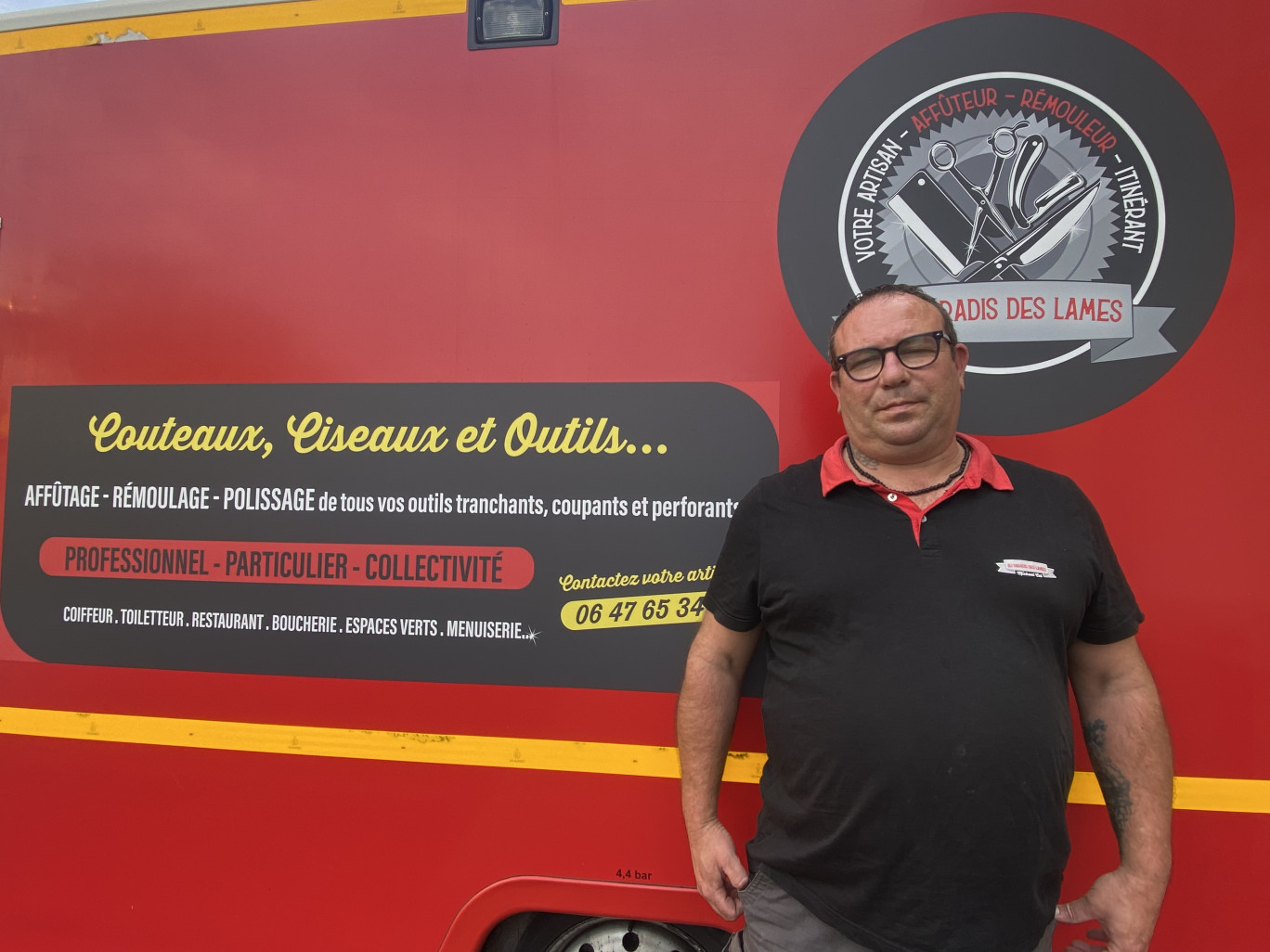 L'affûteur-rémouleur s'est déjà constitué une belle clientèle.