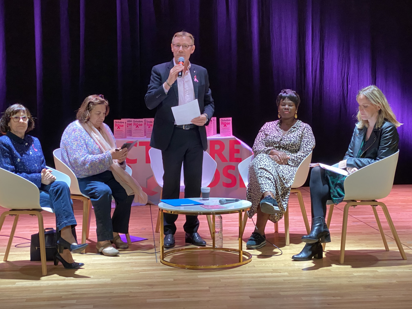 Pascal Demarthe, entouré de différentes actrices de ce mois de sensibilisation et de prévention.
